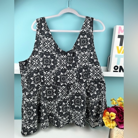 NWT Torrid cropped blouse sleeves top, size 3X, black white lattice print - Picture 3 of 14